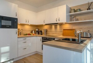 Een koelkast, een magnetron, een oven, een kookplaat