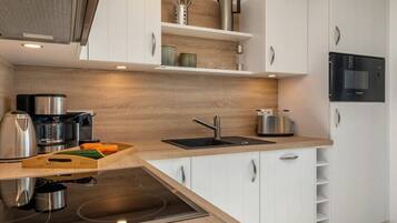 Kühlschrank, Mikrowelle, Ofen, Herdplatte