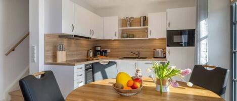 Kjøleskap, mikrobølgeovn, ovn og kokeplater