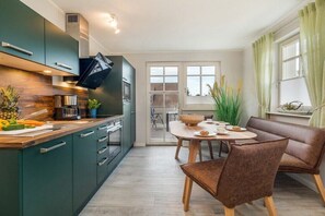 Fridge, microwave, oven, stovetop - One-bedroom apartment (Zingst)