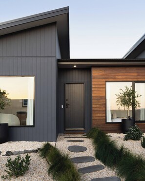Exterior - 1 Beach House - Award-winning Luxury Smart Home (Warrnambool)