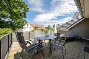 Outdoor dining - Holiday home in Zingst with swimming pool (Zingst)
