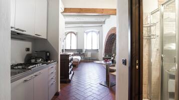 Een koelkast, een kookplaat, een koffiezetapparaat/waterkoker