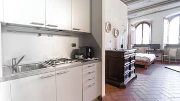 KĂŒhlschrank, Herdplatte, Wasserkocher mit Kaffee-/Teezubehör