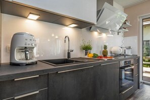 Fridge, oven, stovetop, dishwasher - Suite Windböe - Holiday Resort Strandwiese (Zingst)