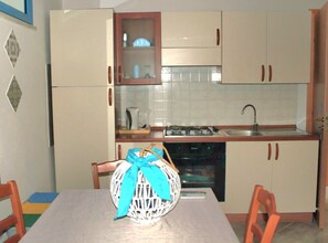 Fridge, cookware/dishes/utensils