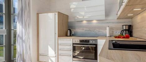 冷蔵庫、電子レンジ、オーブン、コンロ