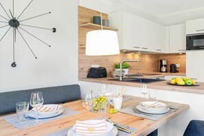 Micro-ondes, plaque de cuisson, cafetière/bouilloire, grille-pain