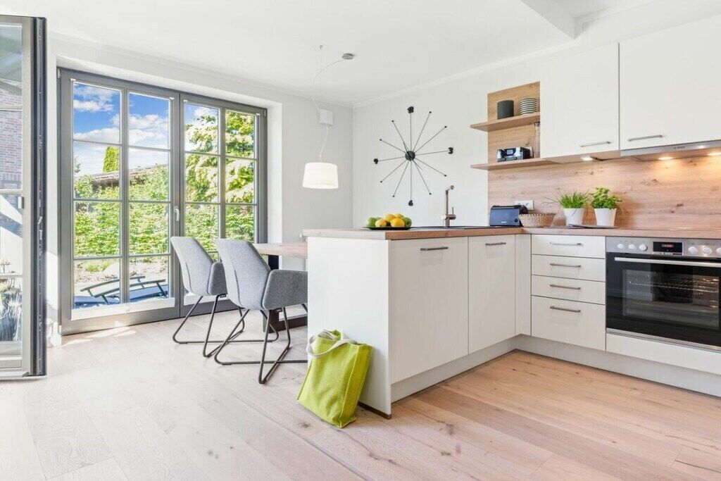 Mikrowelle, Herdplatte, Wasserkocher mit Kaffee-/Teezubehör, Toaster