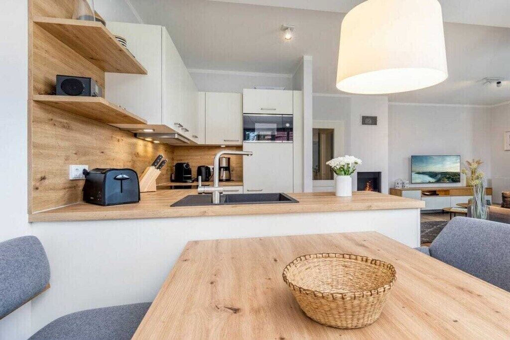 Microones, placa de cuina, cafetera i tetera i torradora 