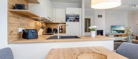 Micro-ondes, plaque de cuisson, cafetière/bouilloire, grille-pain