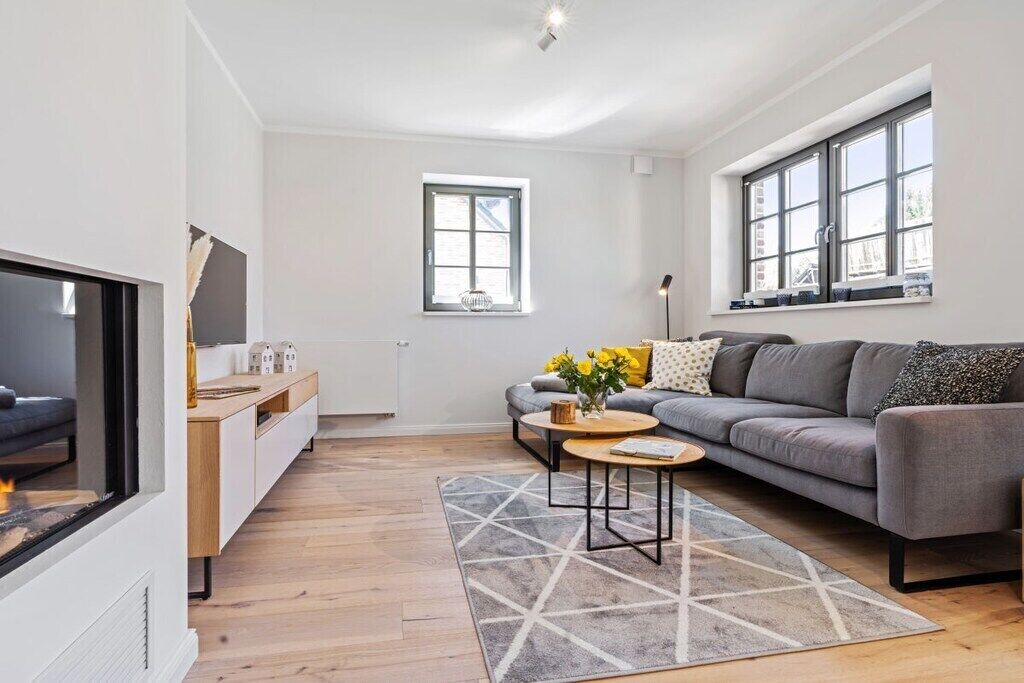 Smart TV, fireplace, DVD player, books