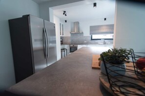 Een koelkast, een microgolfoven, een oven, een kookplaat