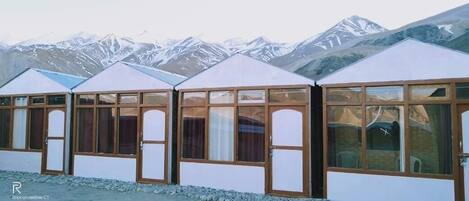 Vista frontal de la propiedad