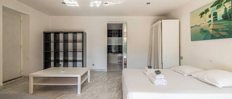 3 chambres, bureau, fer et planche à repasser, lit de bébé portatif