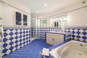 Shower, hair dryer, towels - A/C House 4BR/10P with Pool – 40 min from Cannes (Le Tignet)