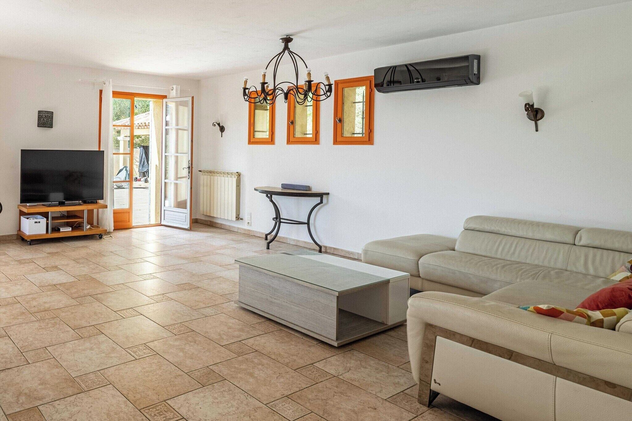 Smart TV, chimenea y oficina 