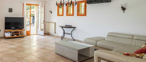 Smart TV, chimenea y oficina
