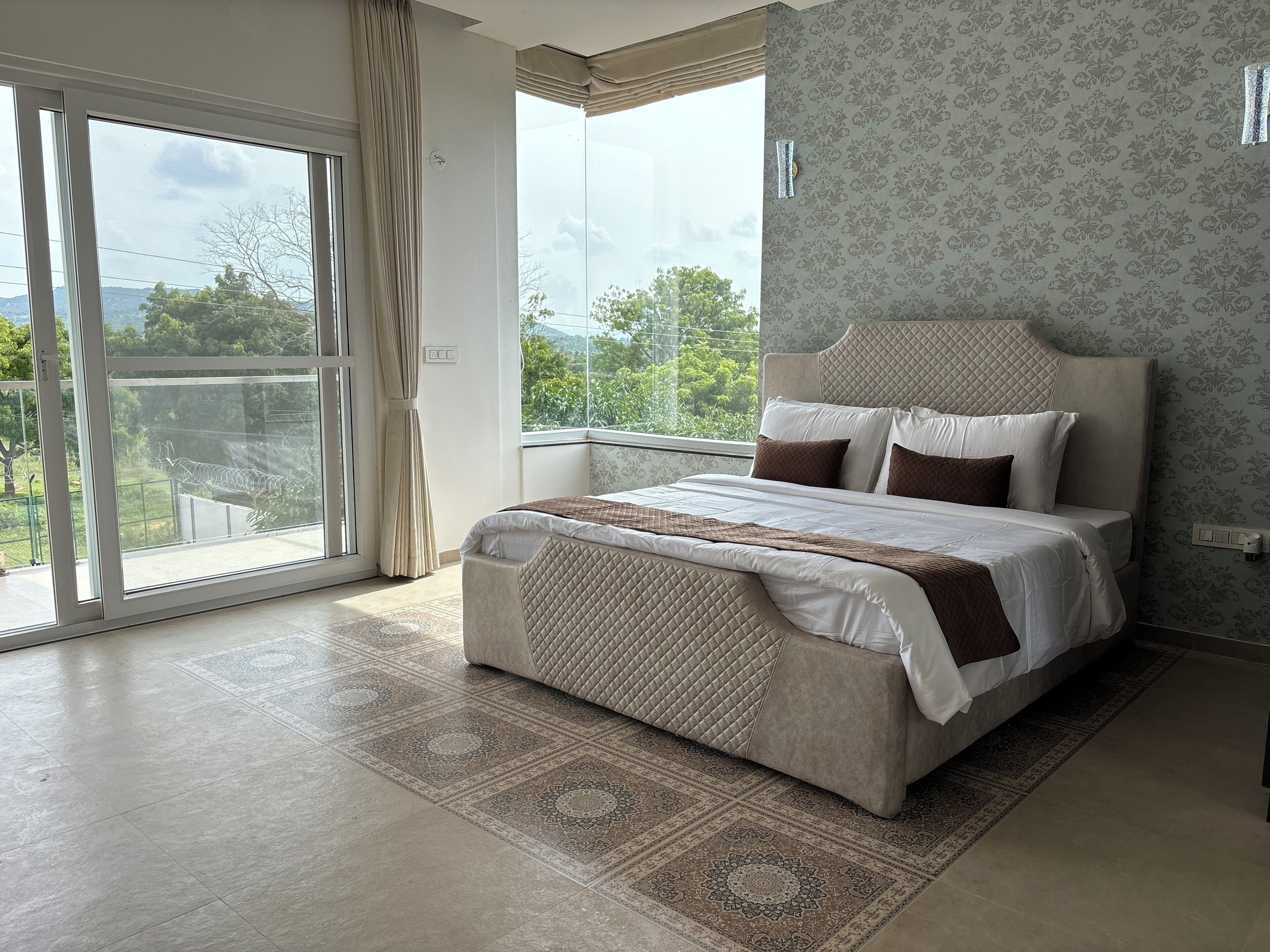 5 bedrooms, iron/ironing board, WiFi, bed sheets