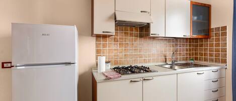 Kühlschrank, Herdplatte, Wasserkocher mit Kaffee-/Teezubehör, Esstisch