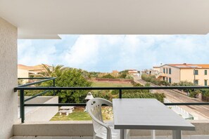 Outdoor dining - A 150 meter long mare, 2 fish (Valledoria)