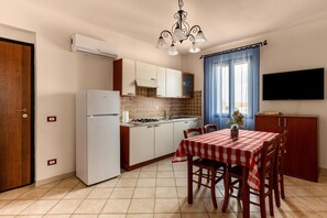 Fridge, stovetop, coffee/tea maker, dining tables - A 150 meter long mare, 2 fish (Valledoria)