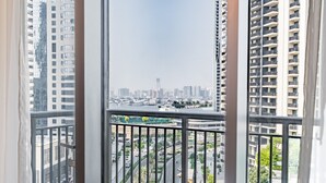 Un grattacielo con vista sulla città attraverso la ringhiera del balcone.