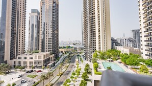 Area urbana con edifici moderni e alti, una strada centrale e una zona piscina.