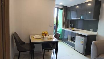 Apartment, 1 Bedroom, Accessible, Smoking | Dining room