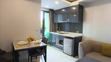 Apartment, 1 Bedroom, Accessible, Smoking | Living room