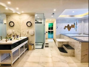 Bathroom - Seven Seas Cote Apartment (Pattaya)