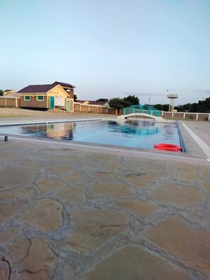 Una piscina al aire libre