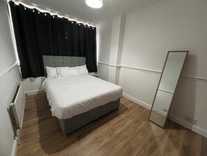 2 habitaciones, tabla de planchar con plancha, wifi y ropa de cama 