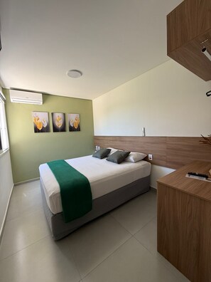 Quarto casal standard, vista para o jardim | Escrivaninha, espaço de trabalho para notebook, Wi-Fi de cortesia