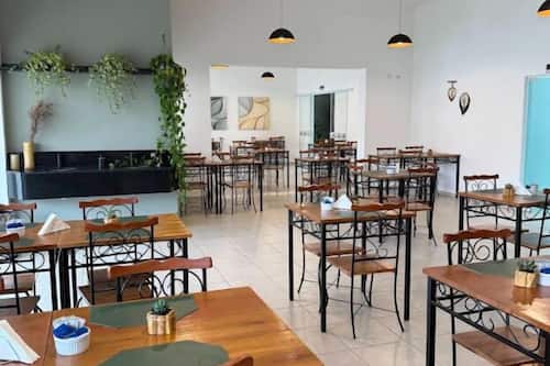 Café da manhã com buffet grátis todos os dias
