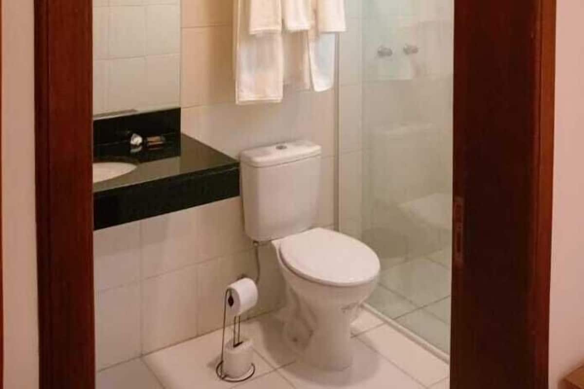 Habitación doble estándar, vista al jardín | Baño | Jabón, shampoo, papel de baño