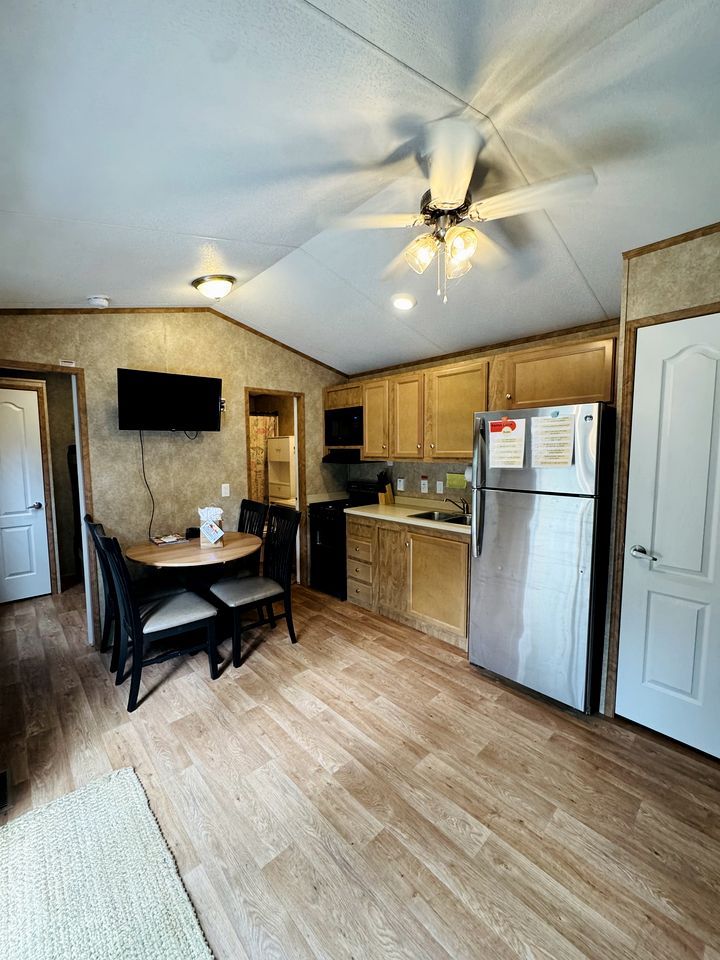 Coffee/tea maker, fridge, oven, stovetop