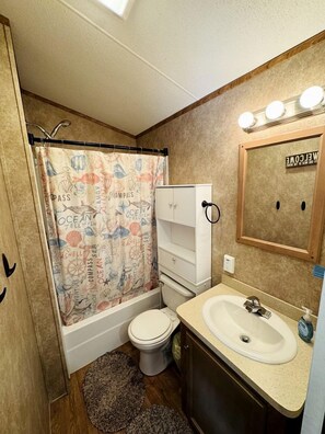 Toilet paper - Family-Friendly Cabin with Shared Outdoor Pool in Wisconsin Dells (Wisconsin Dells)