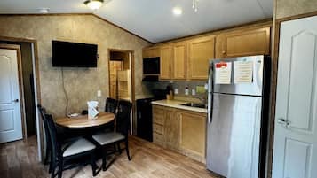 Coffee/tea maker, fridge, oven, stovetop