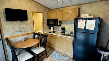 Coffee/tea maker, fridge, oven, stovetop
