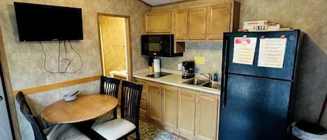 Coffee/tea maker, fridge, oven, stovetop