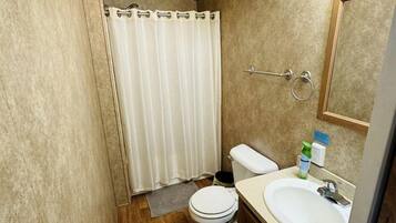 Toallas, jabón, shampoo, papel de baño