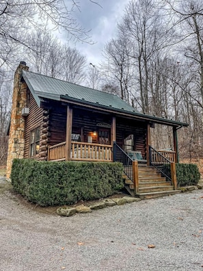 Exterior - Charming Cabin Ideal for a Romantic Escape in Ohio (Millersburg)