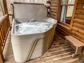 Outdoor spa tub - Charming Cabin Ideal for a Romantic Escape in Ohio (Millersburg)