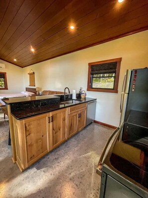 Geladeira, micro-ondas, cooktop, cafeteira/chaleira