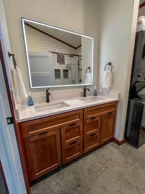 Unclassified image, 3 of 8, button - Modern Tiny Cabin Fully Equipped with Spa in Ohio (Millersburg)