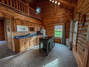 Geladeira, micro-ondas, cooktop, cafeteira/chaleira