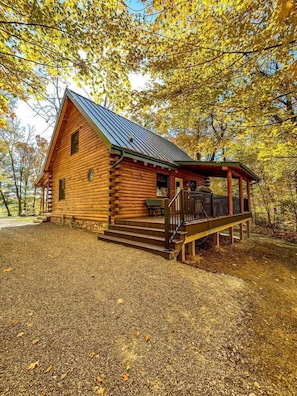 A log cabin with a porch and steps leading to a door. - Beautiful Cabin Suitable for Families with Back Porch in Ohio (Millersburg)