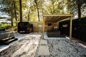 Outdoor spa tub - Secluded Tiny Home with Hot Tub, Sauna & Fire Pit near Lake Livingston in Coldspring, Texas (Coldspring)