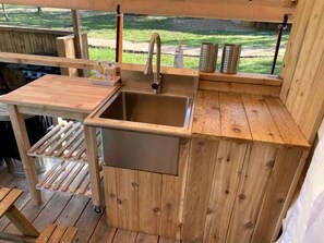 Mikroaaltouuni, kahvin-/teenkeitin